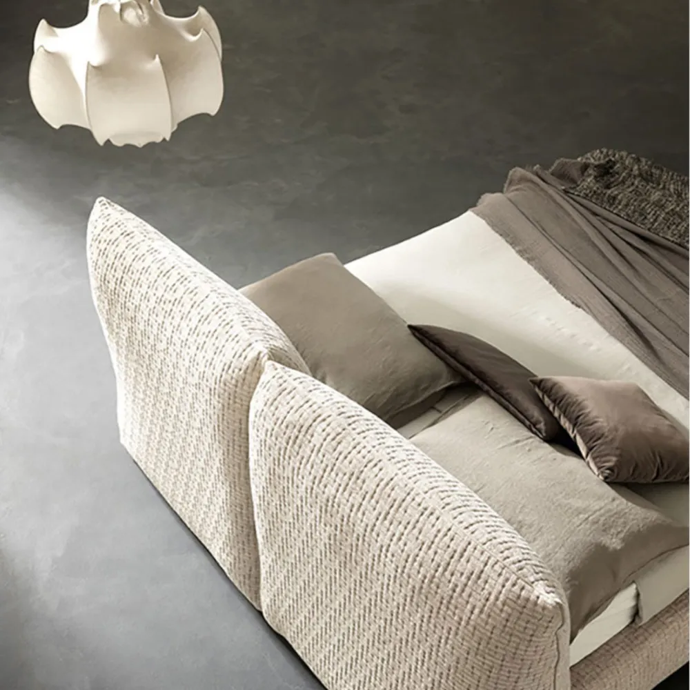 Bett Valentini Wall