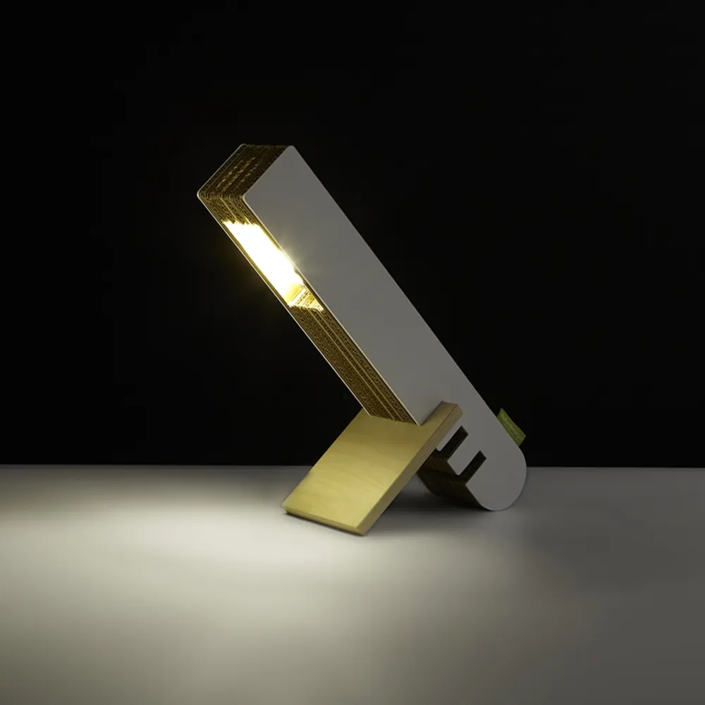Lampe de table en carton Kubedesign Regolo